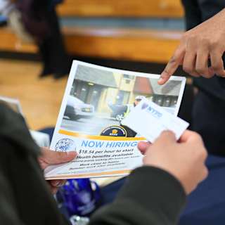 US jobless claims rise slightly to 222,000 amid strong market