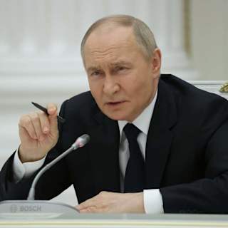 Senators warn Putin stalling peace talks, preps new offensive