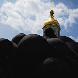 Ukraine unveils “Black Cloud” sculpture ahead of Burning Man
