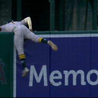 Denzel Clarke robs home run with jaw-dropping wall climb