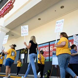 45,000 grocery workers reach deal, avert summer strike