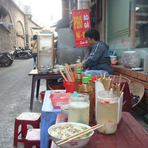 Northern Vietnamese chicken phở, notable for its lack of side garnishes, at a Hanoi street stall.
