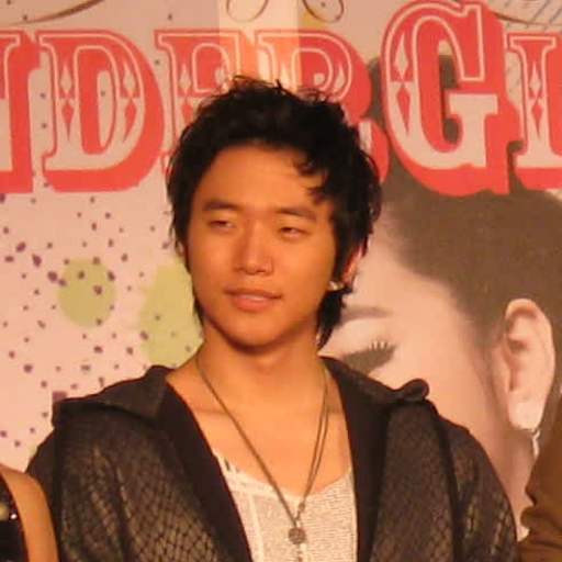 Lee Jun-ho holding a microphone in 2009.
