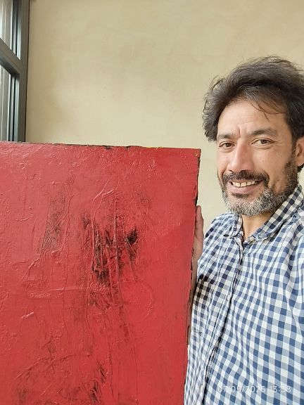 Gérald Gaboriau présente sa toile Rouge, mémoire d’ombre, peinture abstraite contemporaine rouge et noire, 2025.