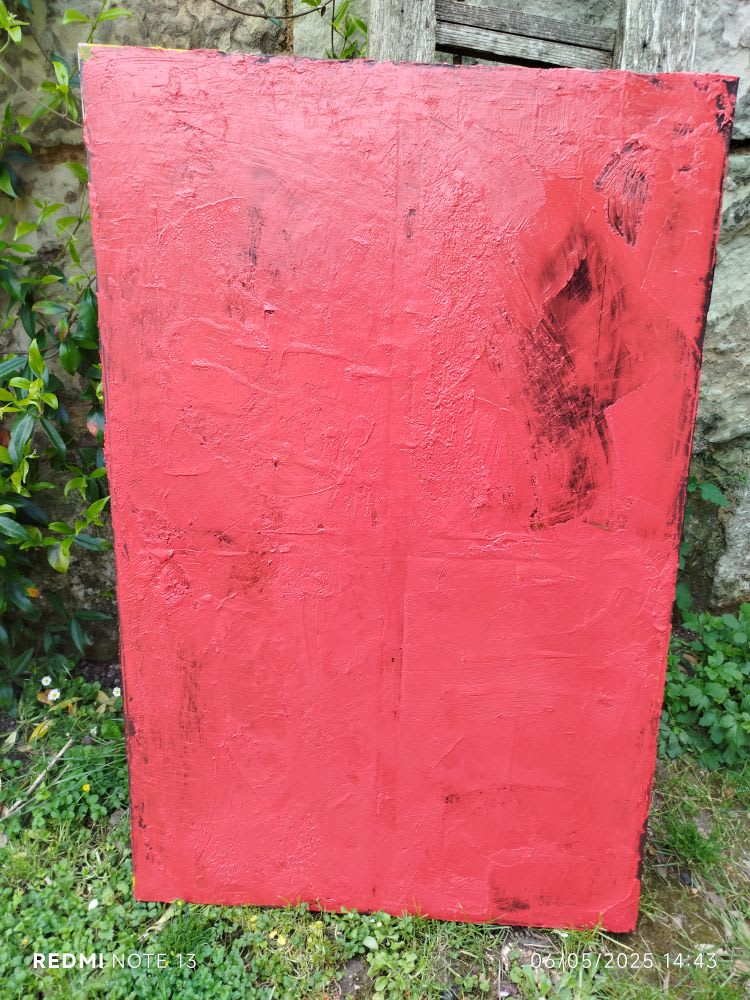 La toile Rouge, mémoire d’ombre, exposée dehors, lumière naturelle, texture et nuances sombres, Gérald Gaboriau, 2025.