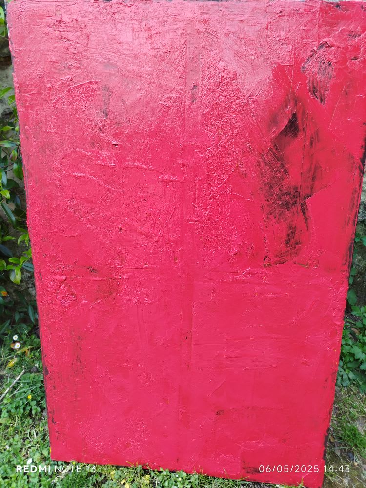 Peinture abstraite Rouge, mémoire d’ombre, vue en extérieur, lumière sur la surface rouge, Gérald Gaboriau, 2025.