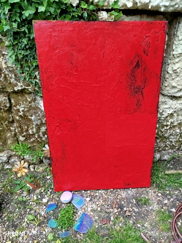 Vue extérieure de la toile Rouge, mémoire d’ombre posée contre un mur de pierre, texture rouge intense et touches sombres, Gérald Gaboriau, 2025.