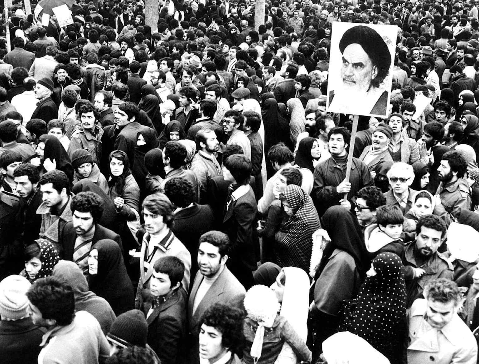 Crowd during the 1979 Iranian Revolution holding a portrait of Ayatollah Khomeini
