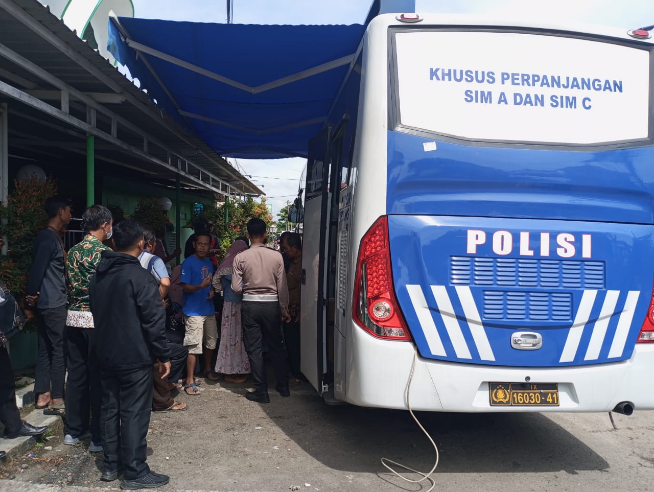 A Mobile SIM (driver's license) renewal service bus in Indonesia.