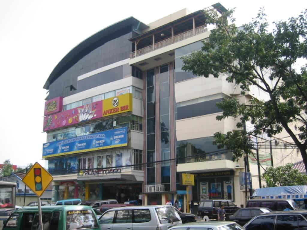 Exterior view of the Dago Plaza shopping center in Bandung.