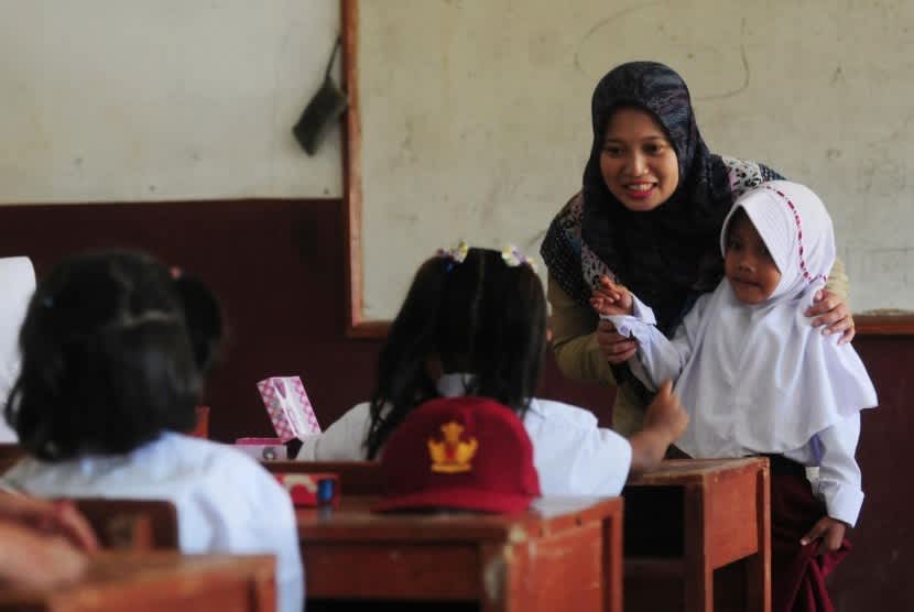 An Indonesian teacher interacts with her students in a classroom.