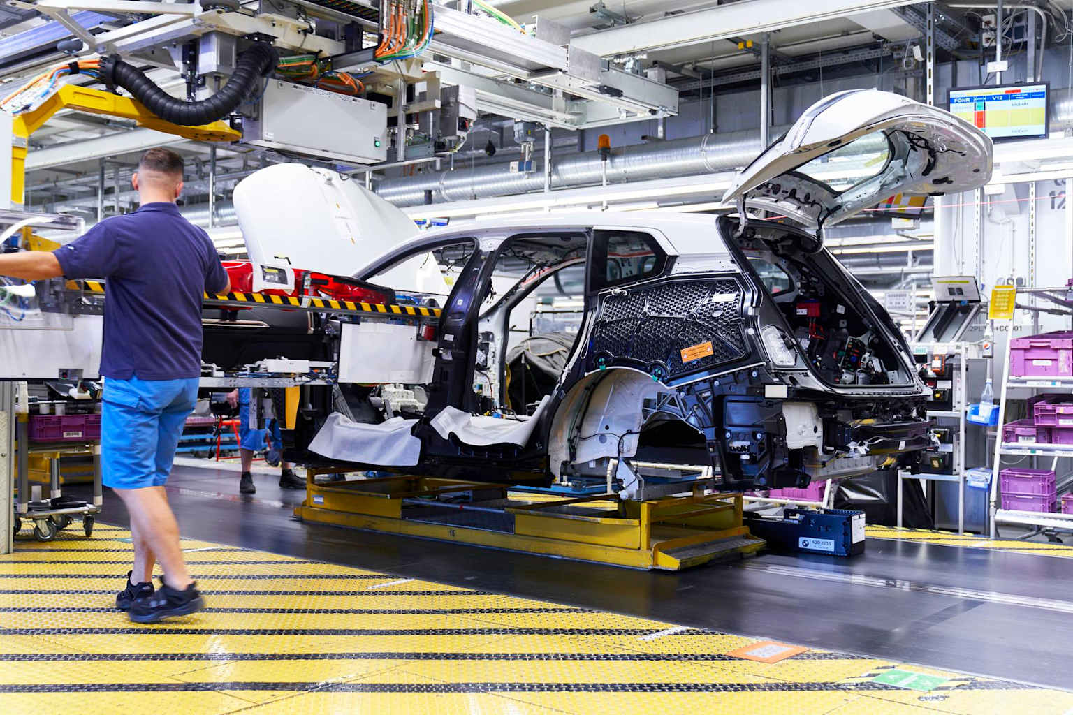 BMW iX生产线碳纤维底盘