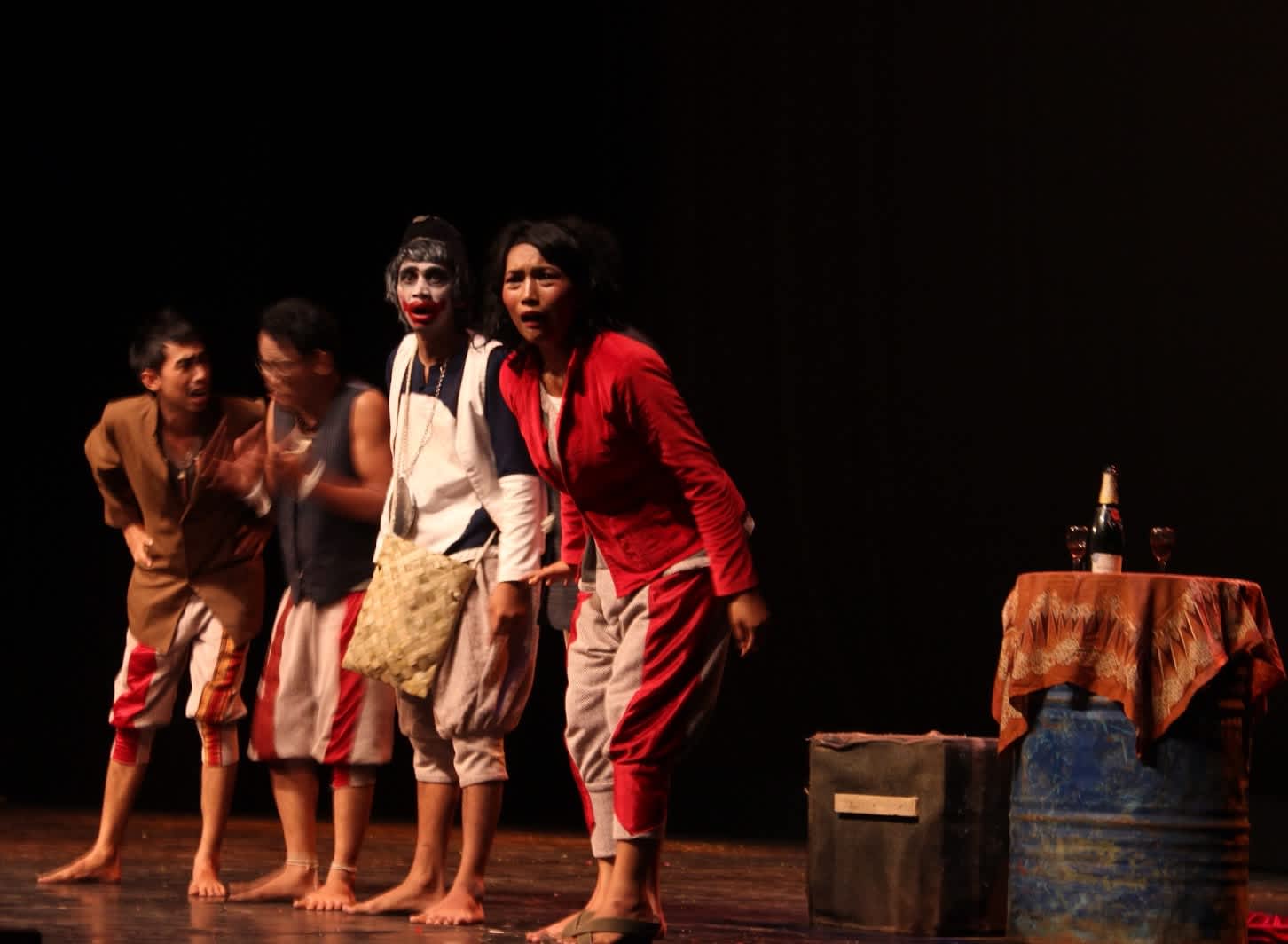 Aktor dalam pertunjukan teater