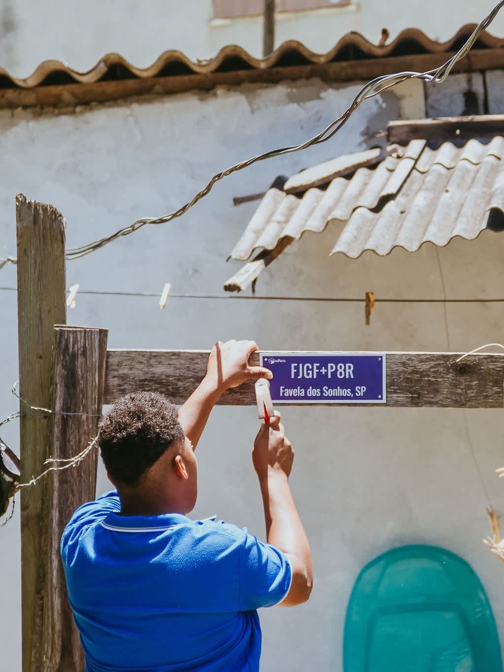 Installation of a Plus Code address marker in Favela dos Sonhos, SP.