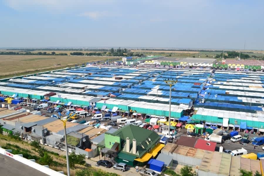 Вид с воздуха на рынок «7-й километр» в Одессе, Украина