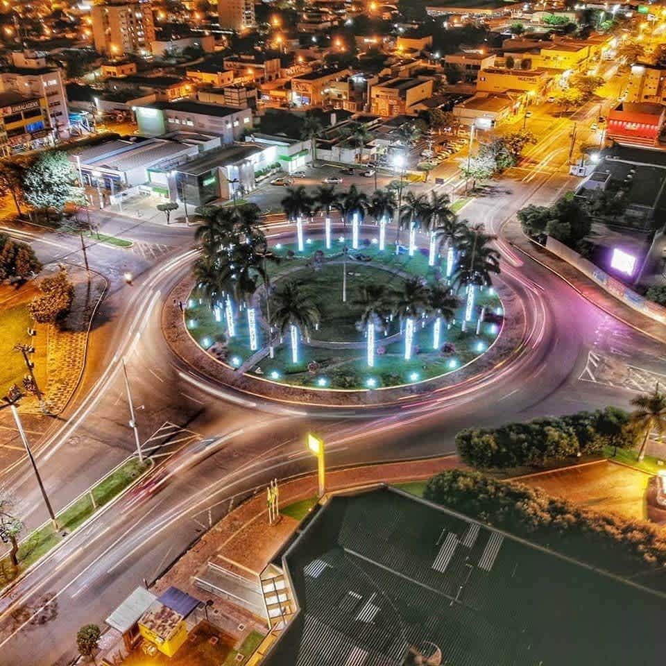 Centro de Tangará da Serra - Rotunda Iluminada à Noite