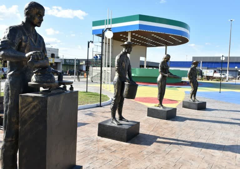 Praça dos Pioneiros - Homenagem aos Fundadores