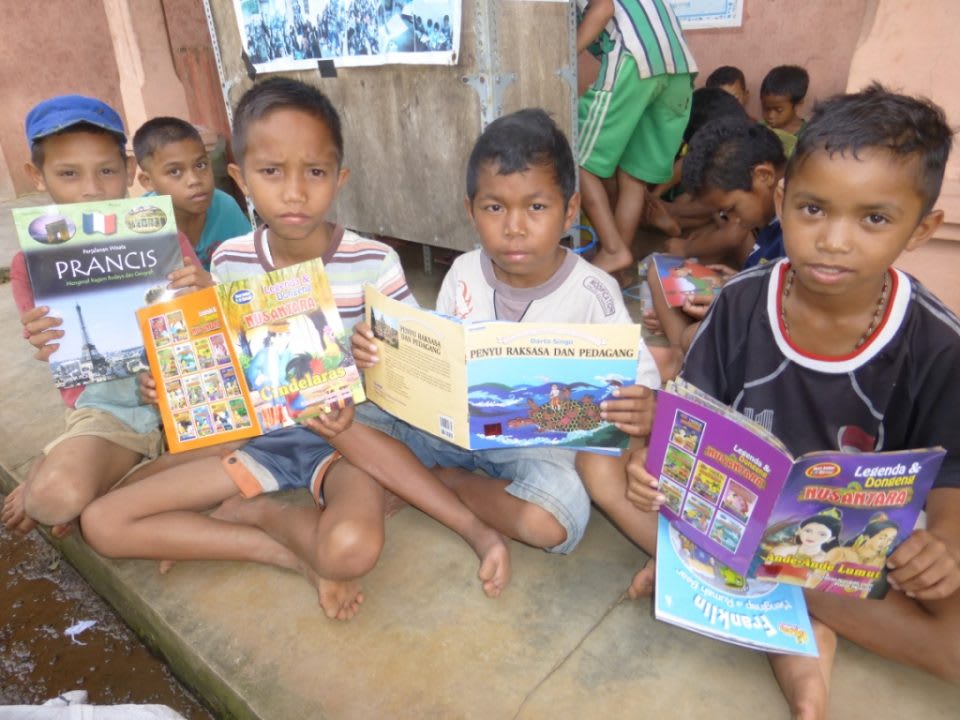 Siswa sedang membaca dan berdiskusi