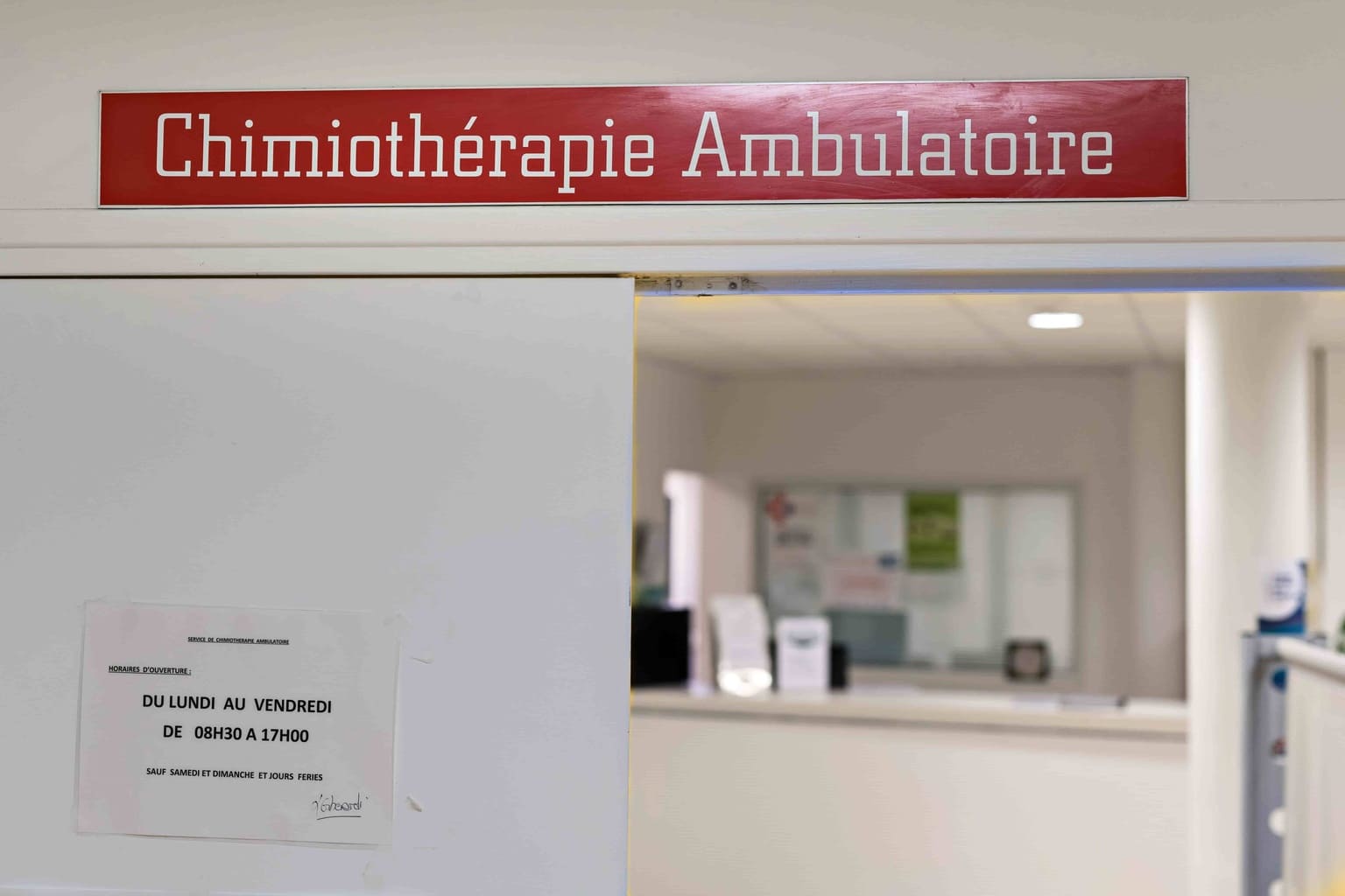 Sign for the outpatient chemotherapy department indicating its operating hours