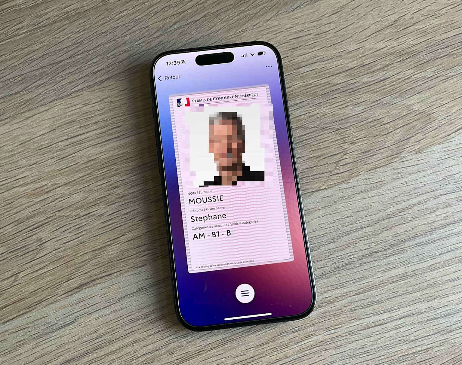 Permis de conduire numérique français affiché sur l’écran d’un smartphone.