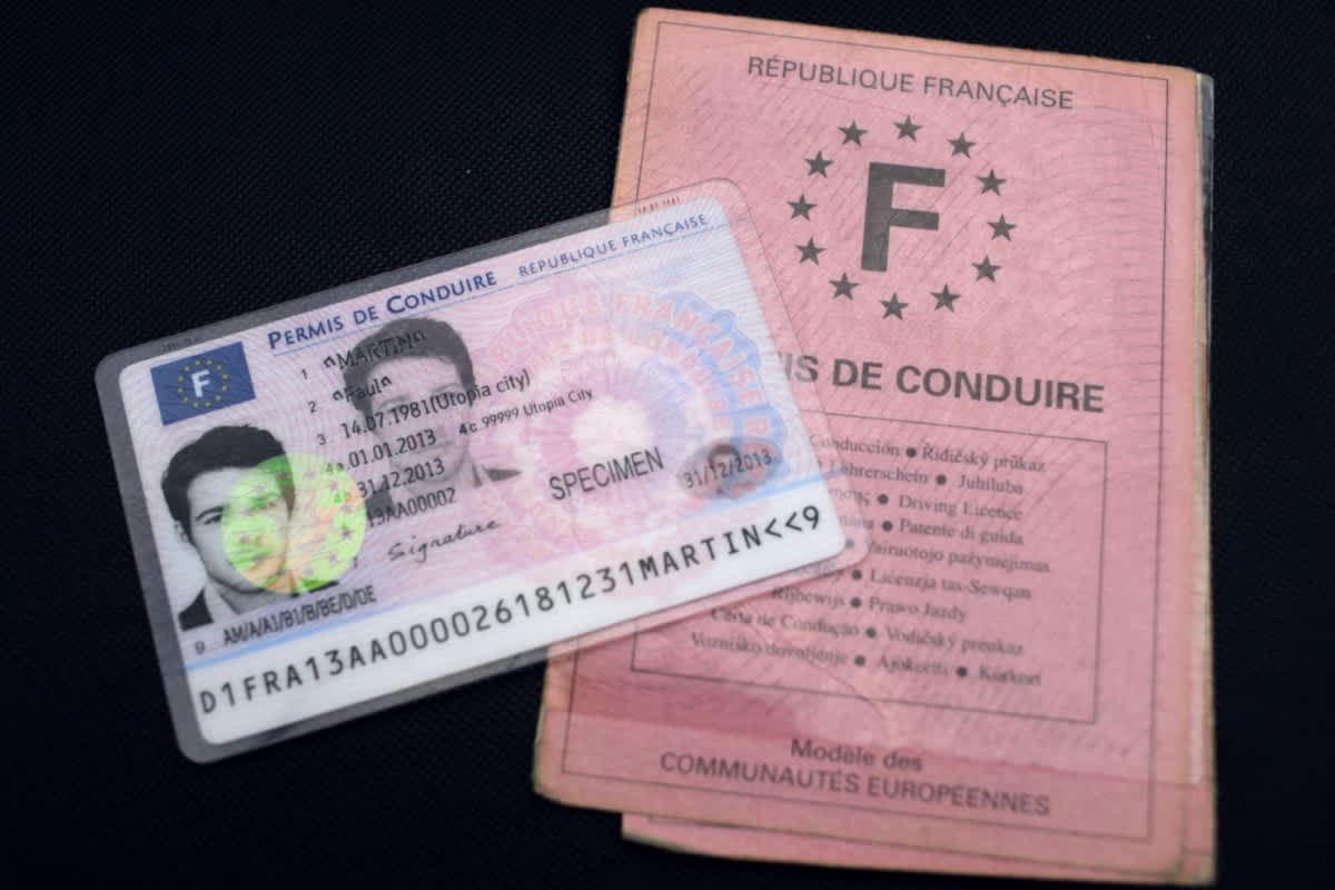 Comparaison entre l’ancien permis de conduire français en papier rose et le nouveau format carte de crédit.