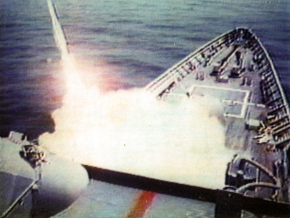 USS Vincennes巡洋艦在波斯灣發射導彈的瞬間。