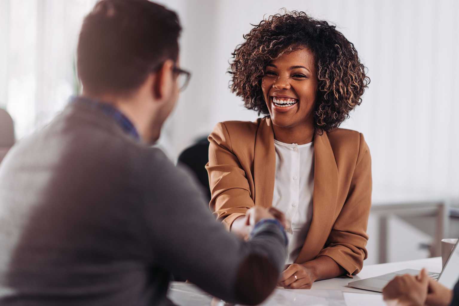 Trusted Advisor Beratungsgespräch mit Handschlag