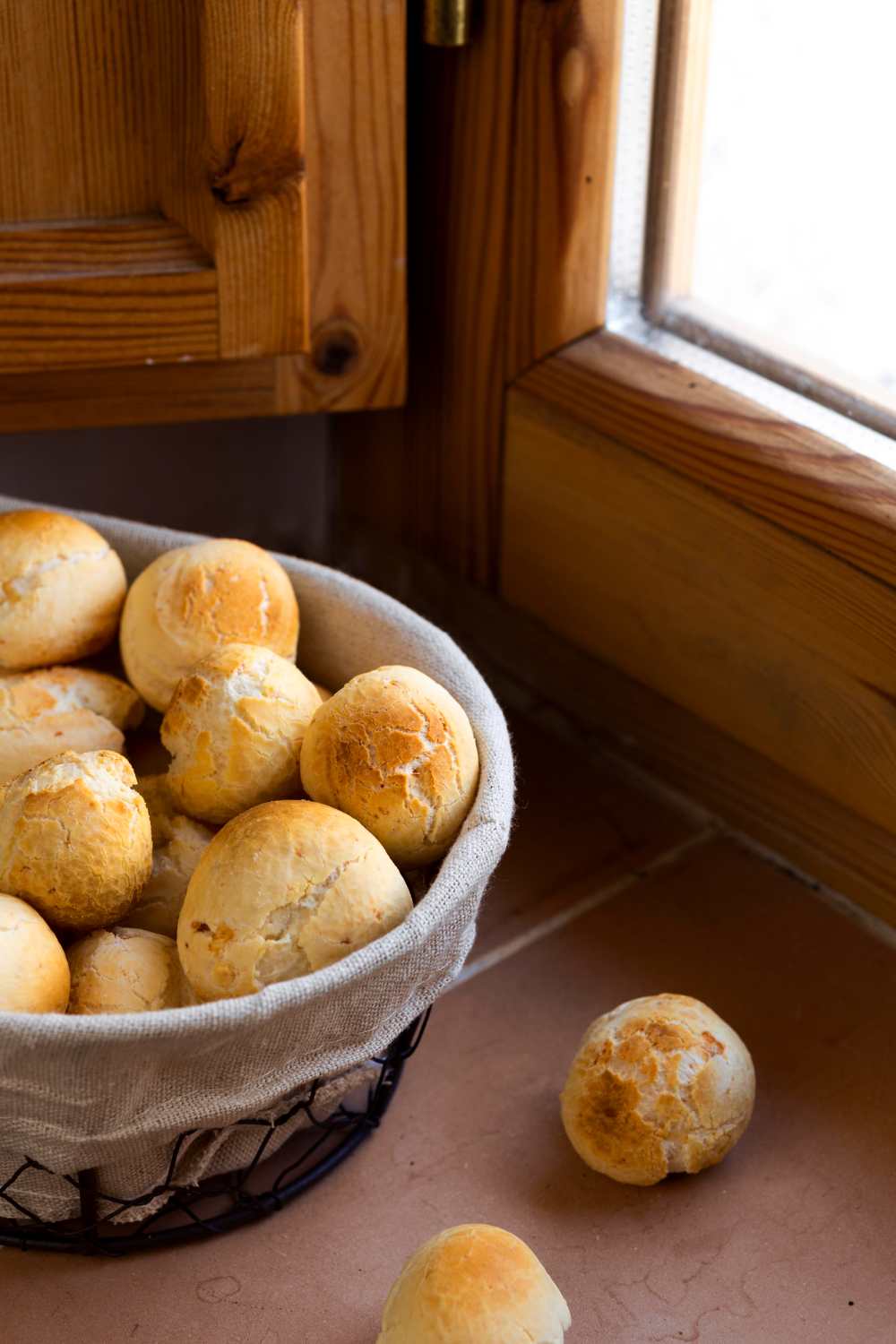 Pão de queijo dourado e crocante