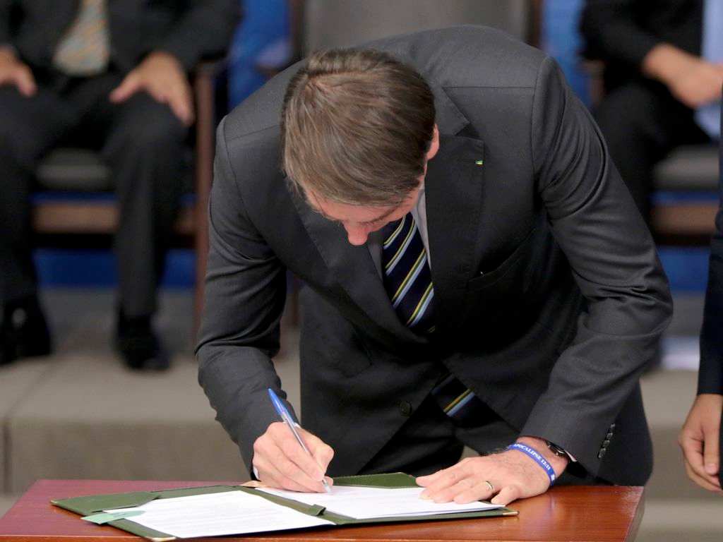 Former President Jair Bolsonaro signing the 2022 Budget Guidelines Law.