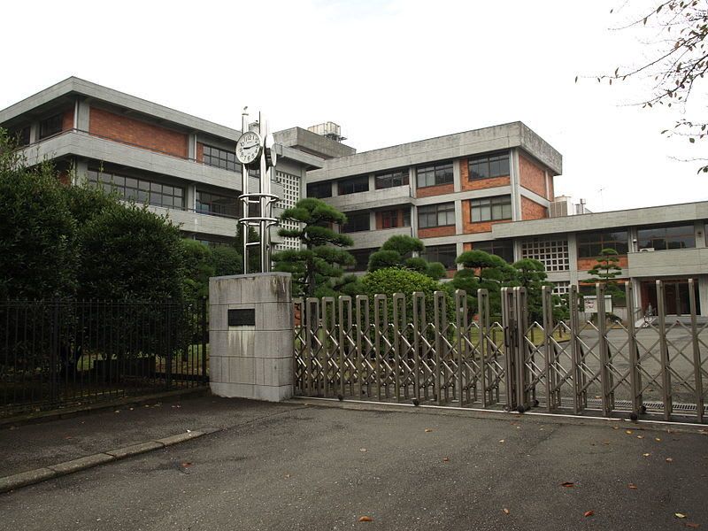 Exterior view of 清泉女学院高校 (Seisen Jogakuin High School) in Kanagawa Prefecture, showing the school building, gate, and clock tower