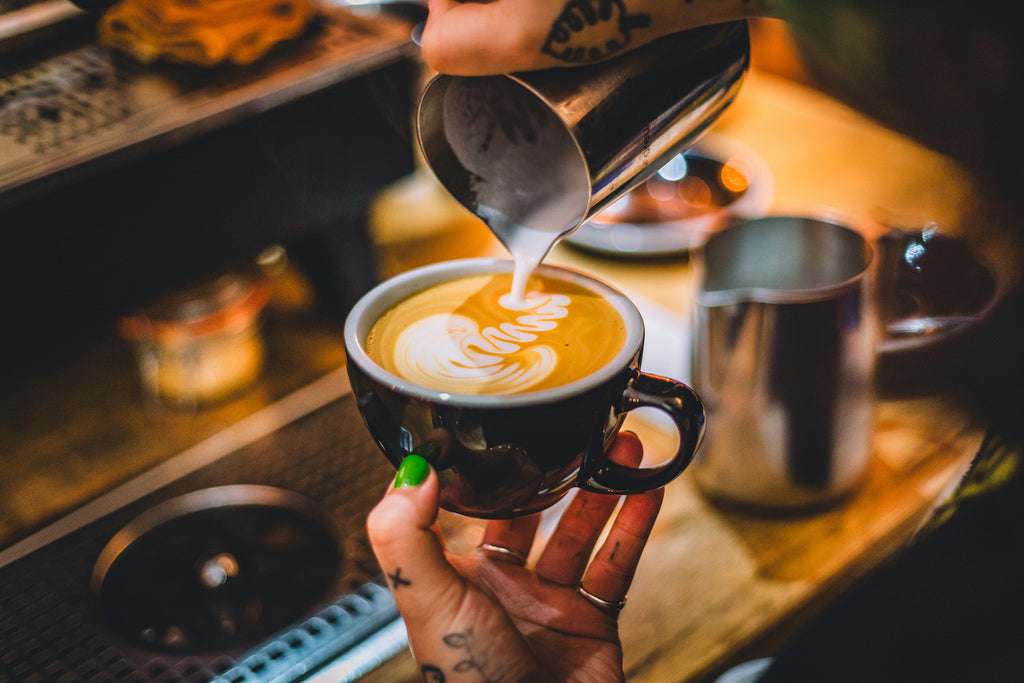 Barista préparant un café avec art latte