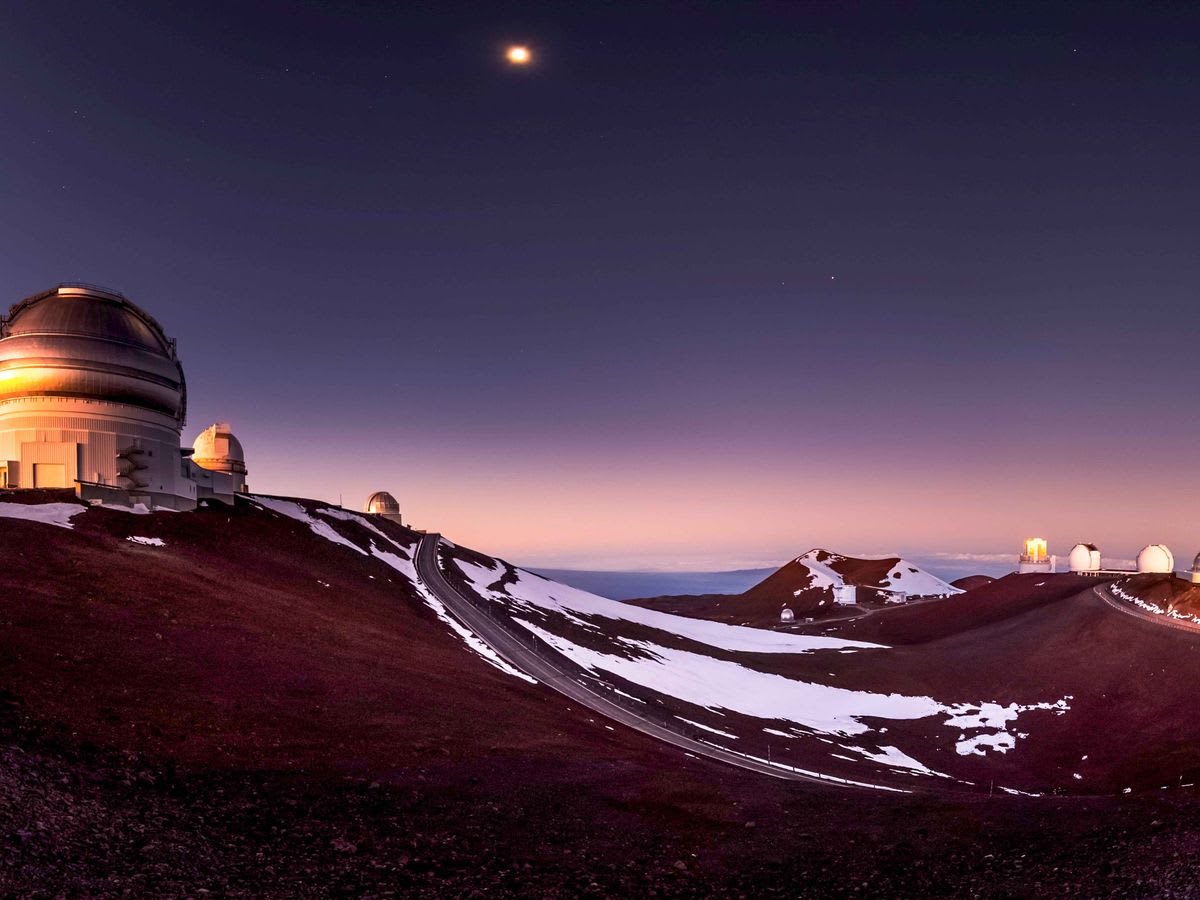 Mauna Kea summit at dusk showcasing observatories and ideal conditions for sunset and stargazing tours in Hawaii