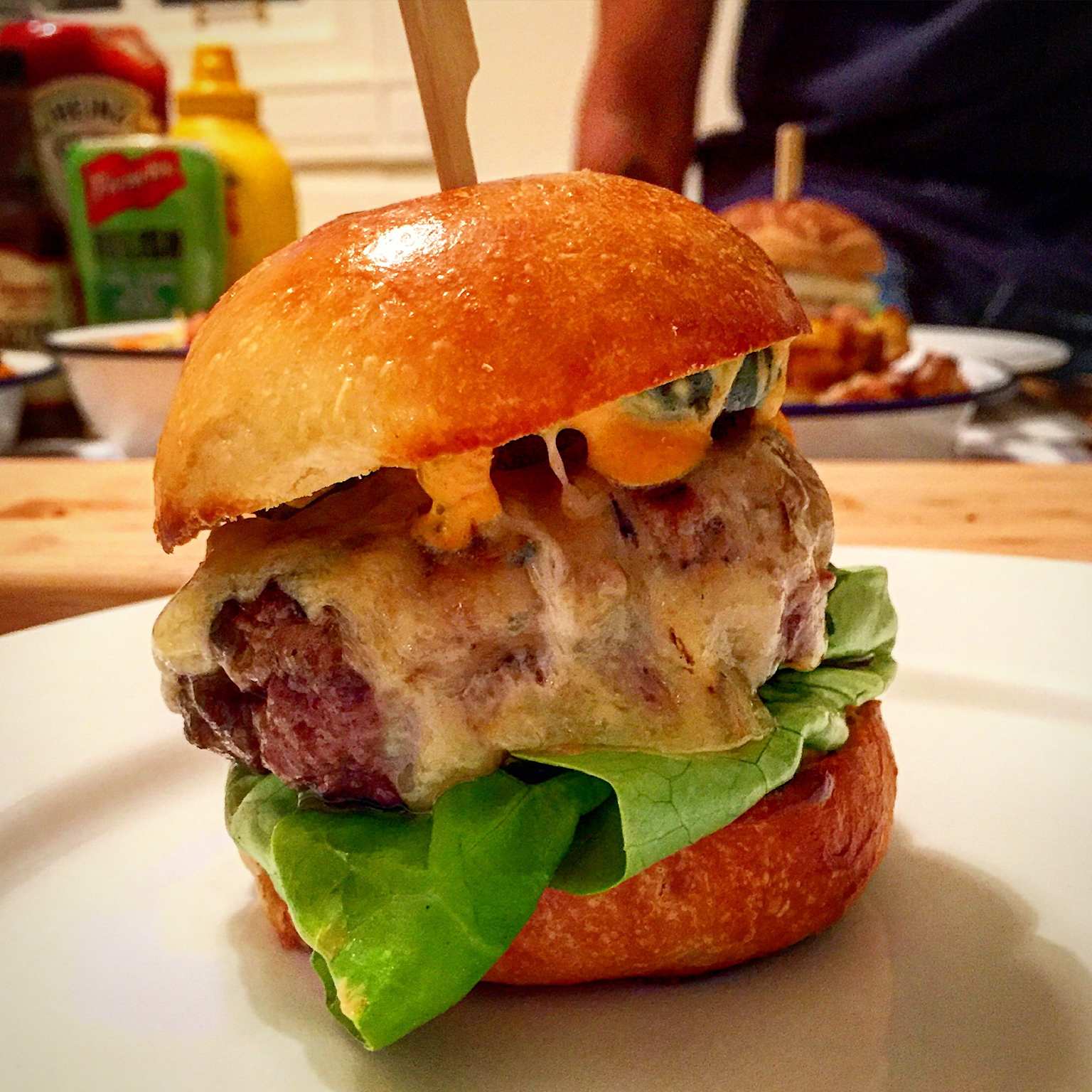 Hambúrguer gourmet com pão de queijo