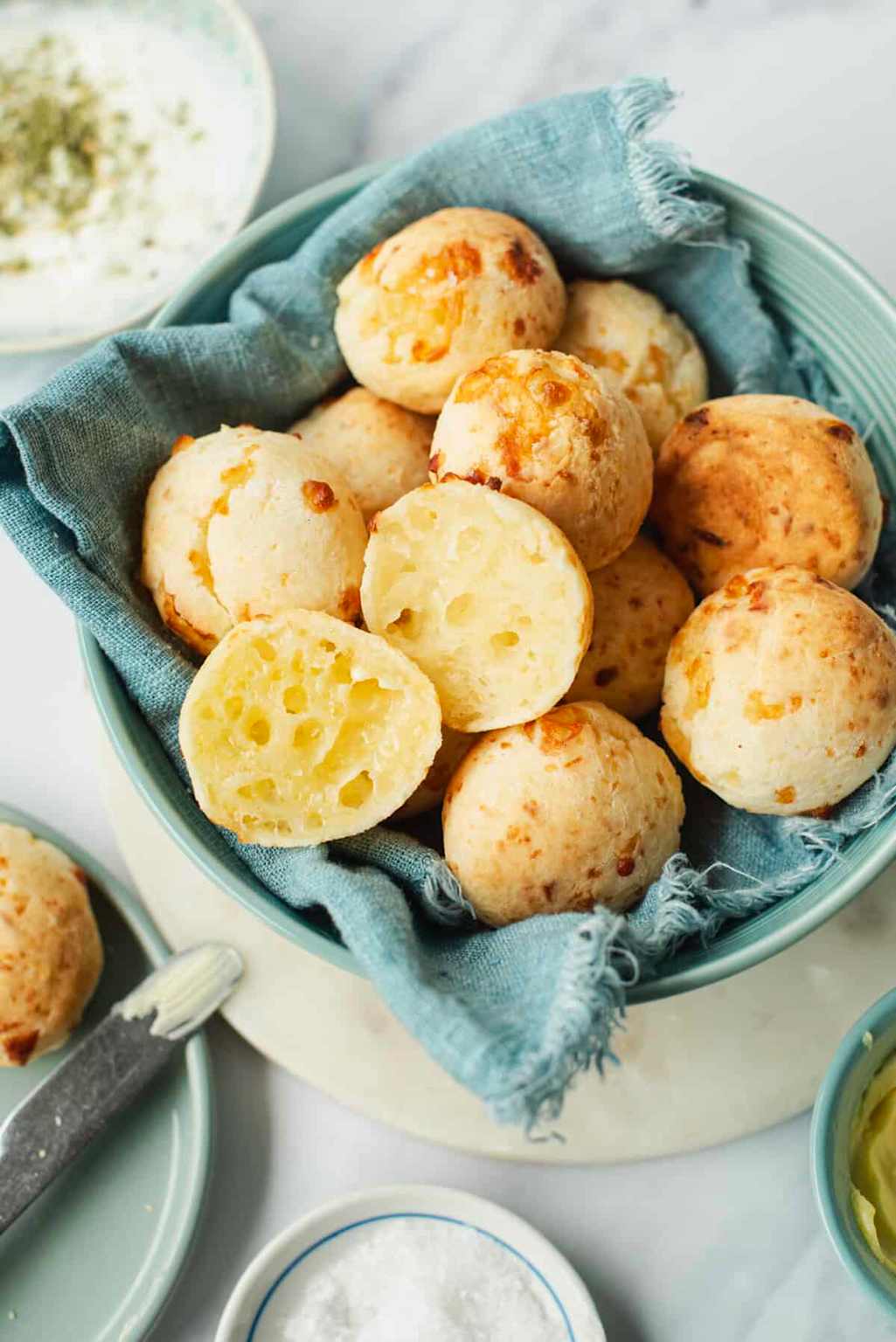 Pão de queijo tradicional cortado ao meio