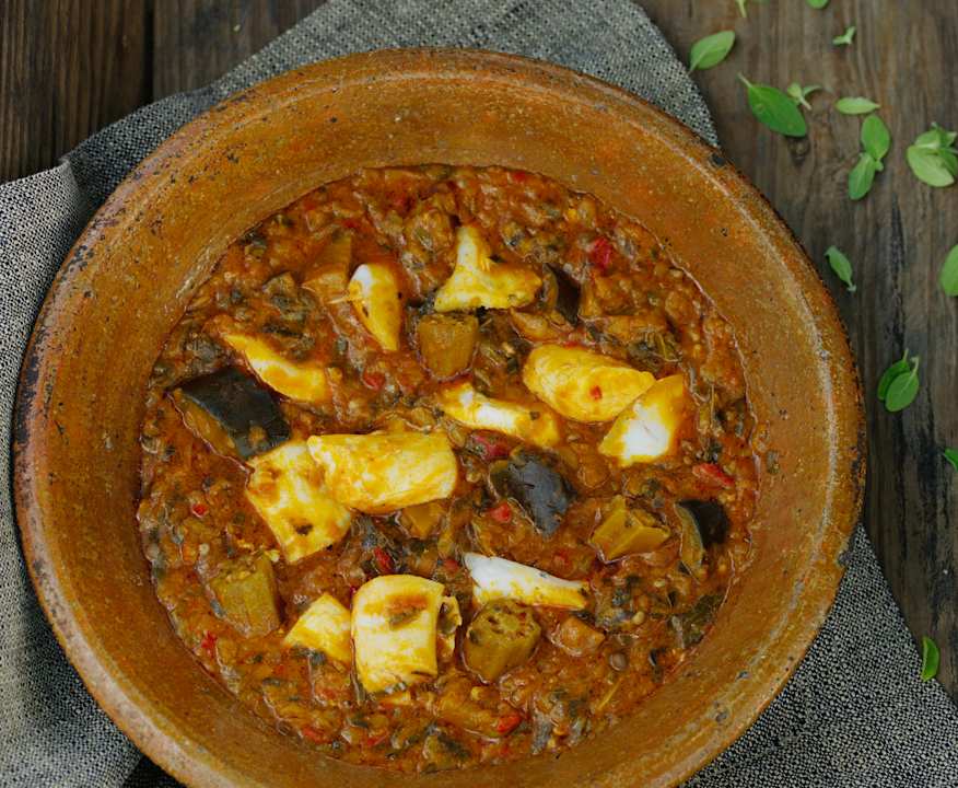 Traditional Angolan-style Calulu fish stew served in a rustic clay pot, showcasing authentic São Toméan cuisine