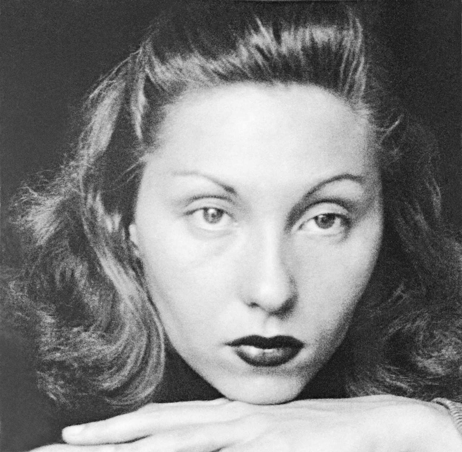 Black and white portrait photograph portraying Clarice Lispector's reflective pose.
