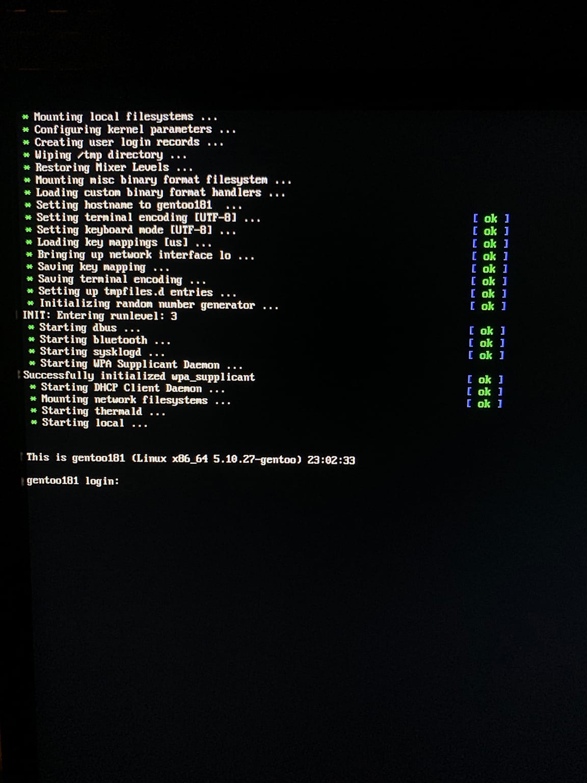 Gentoo Linux boot process completion with login prompt ready for user input.