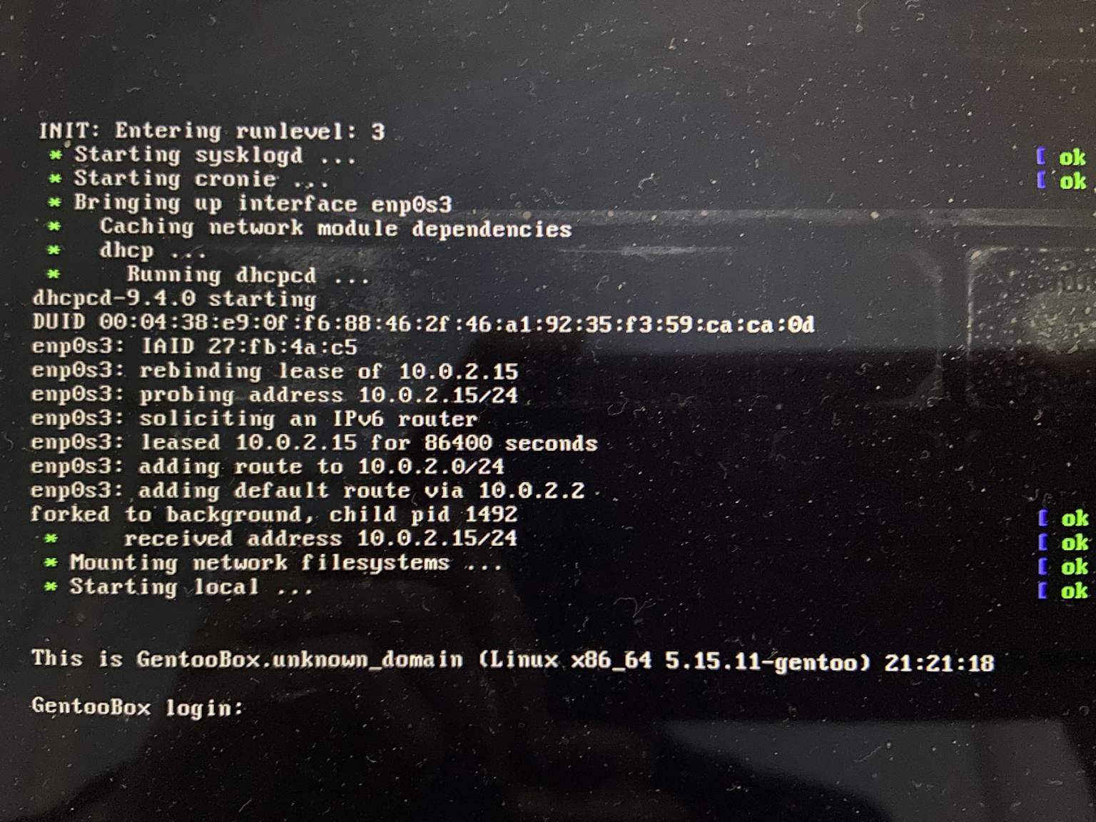 Gentoo Linux first boot screen showing system initialization messages and login prompt after installation.