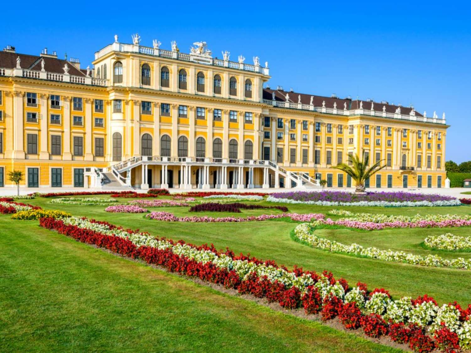 Palacio Schönbrunn de Viena con sus jardines ornamentales y arquitectura barroca austriaca