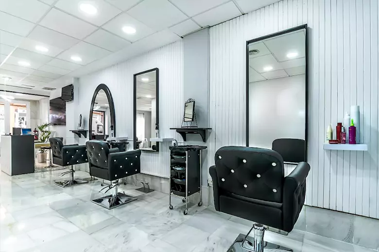 Interior del salón de prácticas de peluquería