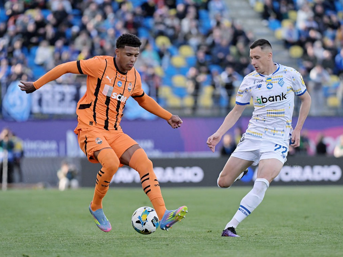 Players from Shakhtar Donetsk and Dynamo Kyiv compete during a Ukrainian football match