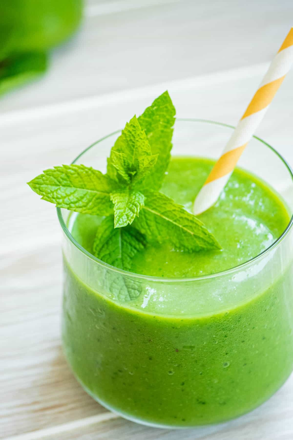 Green smoothie with mint