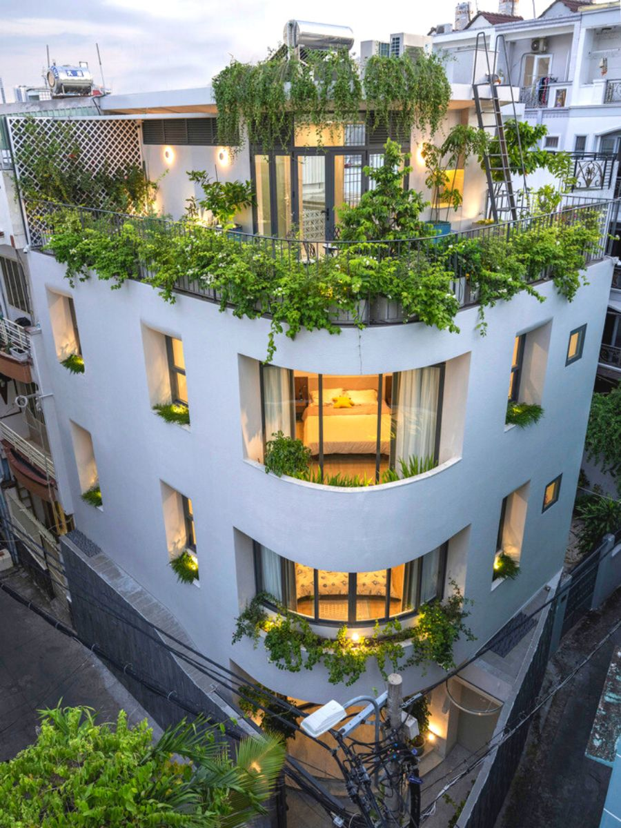 Modern townhouse in Ho Chi Minh City with lush rooftop garden and greenery integrated into the facade