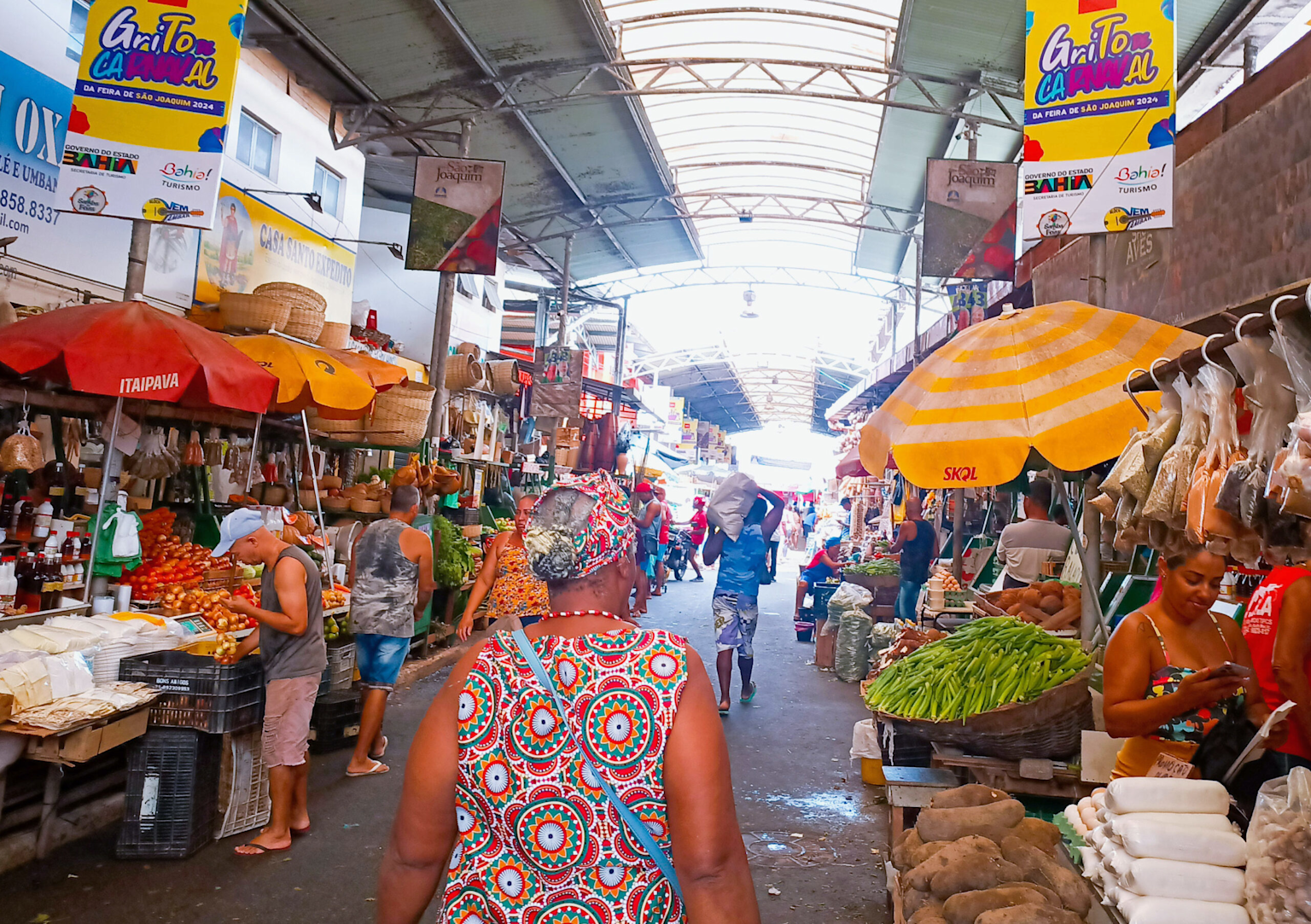 The vibrant atmosphere at our Srithanu Market location