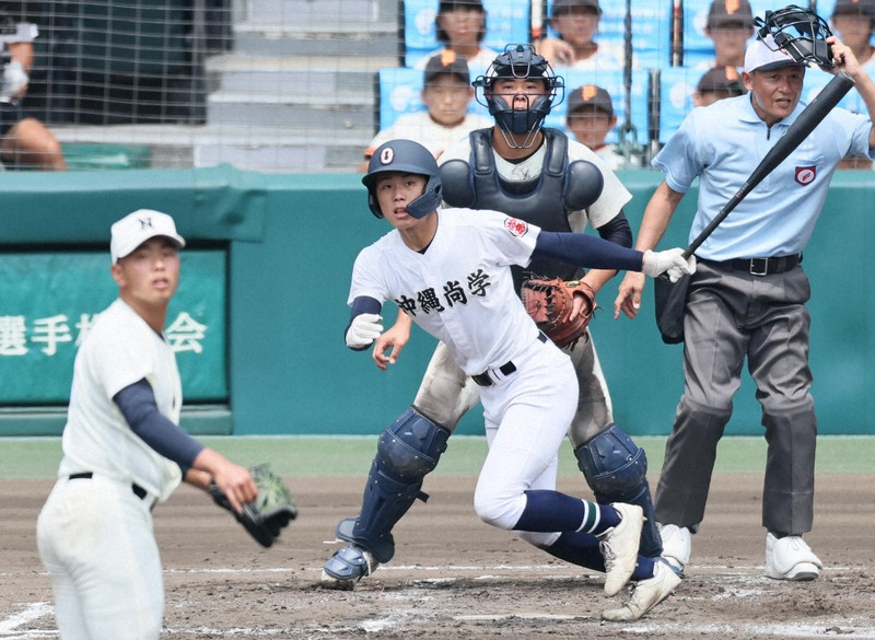 Okinawa Shogaku player running after hitting the ball during the 2025 Koshien final against Nihon University Third High School