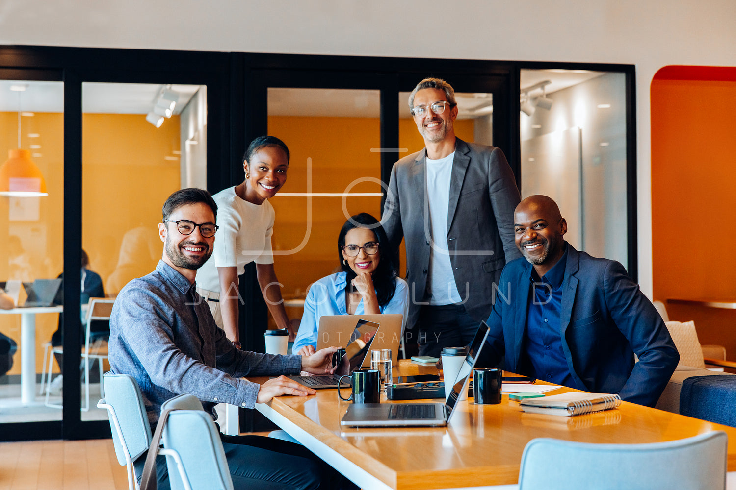 Équipe professionnelle en environnement industriel