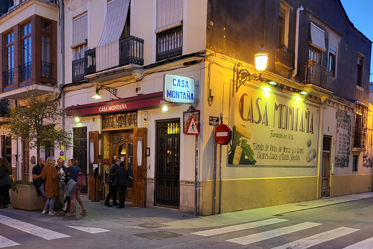 Casa Montaña, A Historic Traditional Restaurant In El Cabanyal, Valencia, With Warm Evening Lighting And Welcoming Atmosphere