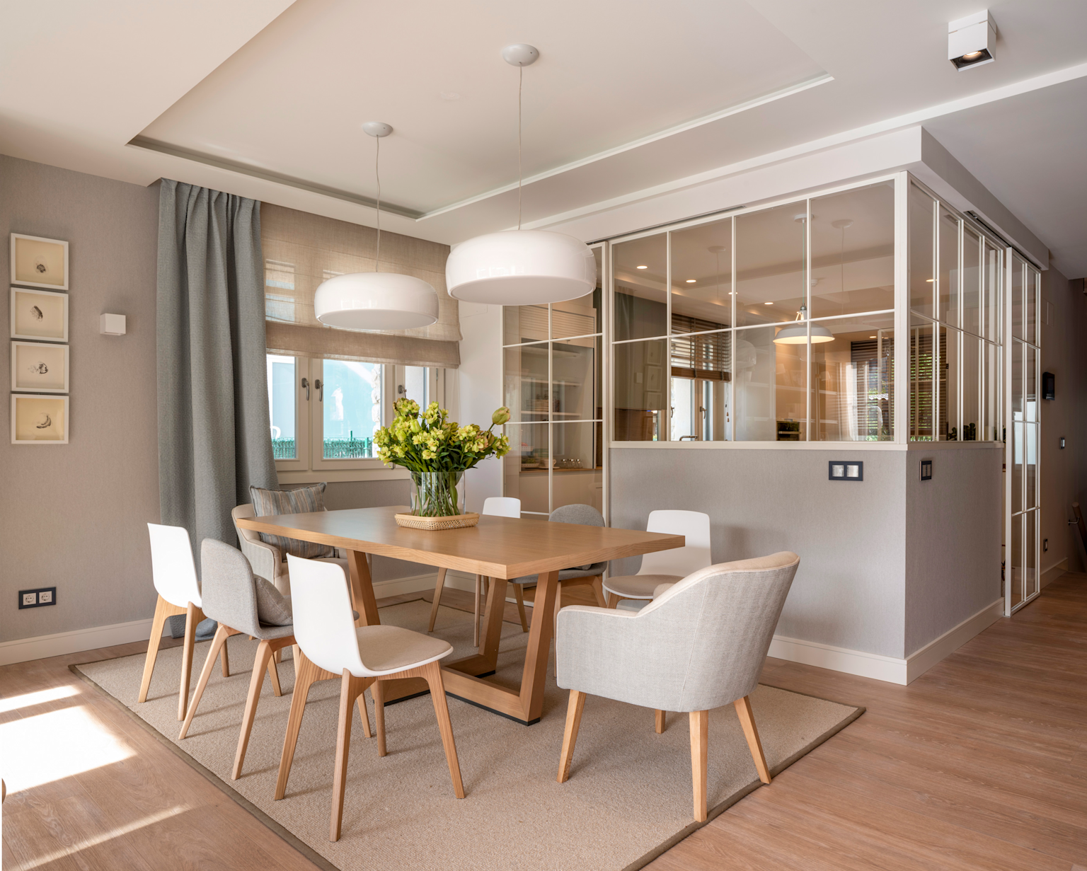 ¿Cuándo Necesito Un Arquitecto? Guía Completa Sobre La Contratación De Servicios Arquitectónicos 9 Modern Dining Room With Wooden Table, Mixed Chairs, Pendant Lighting, And Glass Partition In A Renovated House