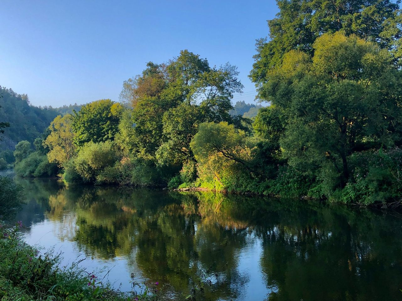 Malerischer Fluss in Deutschland, ideal zum Angeln