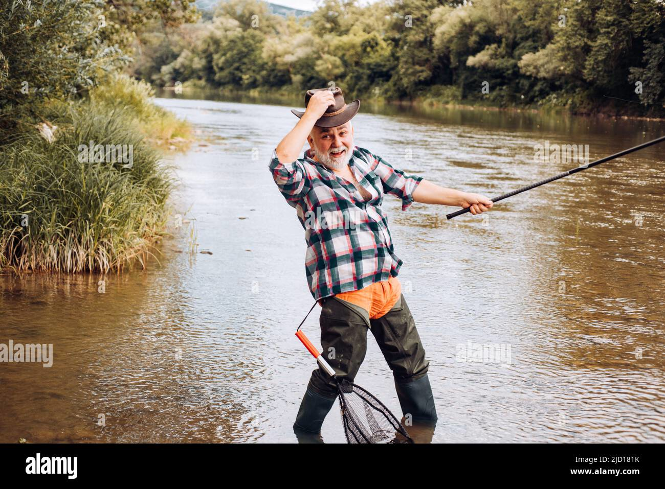 Angler am Fluss mit Ausrüstung
